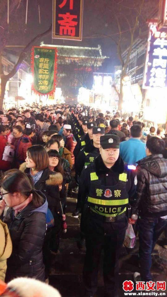 西安网讯 (记者 杨天泽)元旦小长假首日，西安莲湖警方出动700余名警力，加强社会治安面防控，同时应对节日期间“大客流”的疏导工作，严防火灾事故，严防拥挤、踩踏等治安灾害事故，切实为群众创造平安稳定祥和的节日环境。