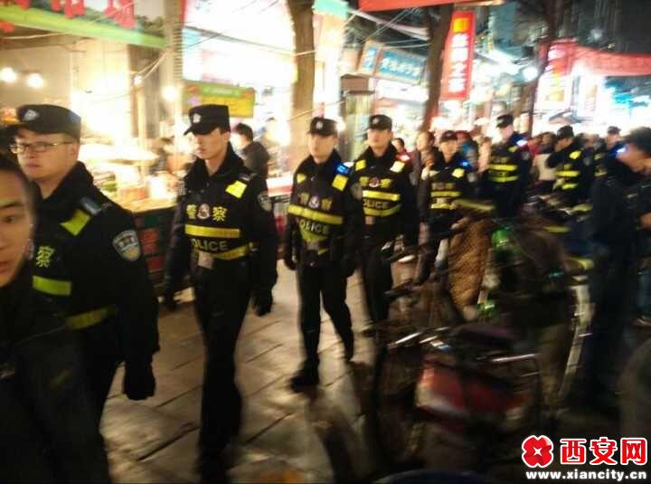 西安网讯 (记者 杨天泽)元旦小长假首日，西安莲湖警方出动700余名警力，加强社会治安面防控，同时应对节日期间“大客流”的疏导工作，严防火灾事故，严防拥挤、踩踏等治安灾害事故，切实为群众创造平安稳定祥和的节日环境。