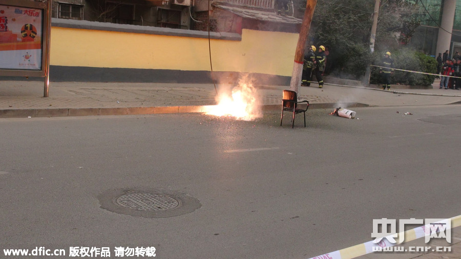 郑州万伏高压电缆掉落 沥青路面烧出乌黑大坑