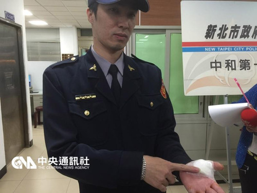 台湾一男子持四把刀搭地铁 警方获报奋勇逮人(图)