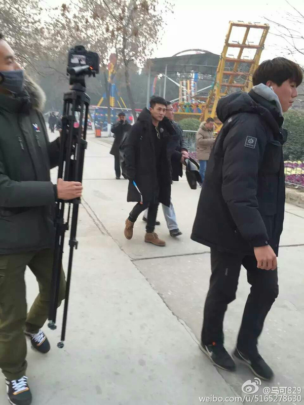 保定竞秀公园偶遇了跑男成员杜淳和其父亲俩还有明星杜建国,保定明星