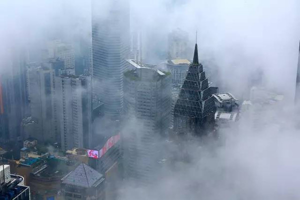 雾都重庆又迎来了大雾天,滋生出一种烟波缥缈的美感.你有被美到吗?