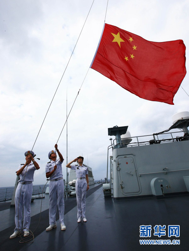 在主桅杆和舰艏舰尾,同时升起国旗,军旗和海军旗