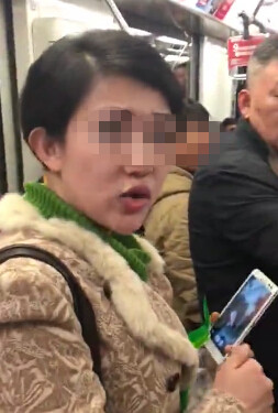 网曝上海地铁上女子吃凤爪乱吐一地