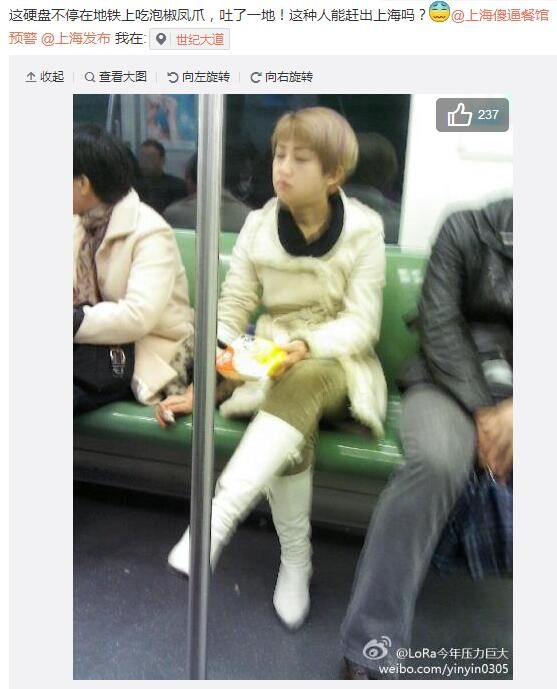 上海地铁女子吃凤爪吐一地 网友扒出3年前就这素质