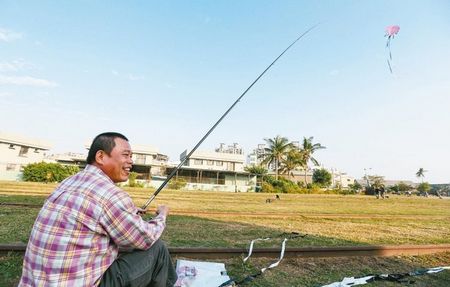 台男子趁休假空地上“钓风筝” 民众争相看(图)