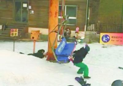 北京一滑雪场缆车突然倒滑 滑雪者跳下无人受伤