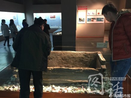 游客向三峡悬棺内投满硬币 古人遗骸被遮挡(图)