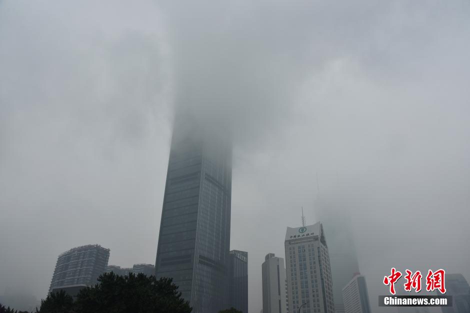 郑州遭雾霾袭城 能见度低(组图)