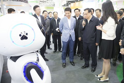 2015年10月19日，李克强在全国双创周上与百度公司自主研发的机器人亲切交谈。图片来自网络