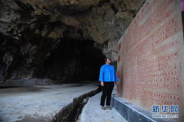 邓迎香进入她率领村民“刨出来”的人工隧道2015年12月15日摄。 新华社记者 欧东衢