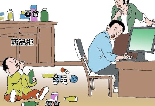 1岁宝宝从椅子摔下以为没事,爸被眼前一幕吓到