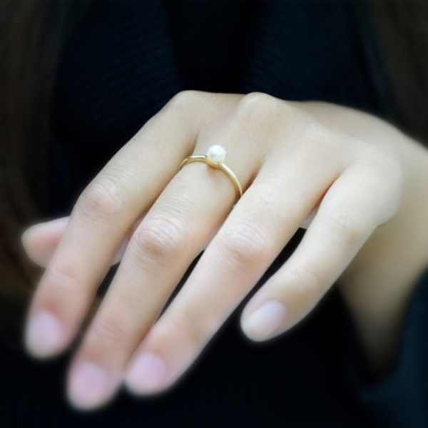和这一手指相配的戒指包括传统和典雅式样的;纯金的或镶珍珠的都不错