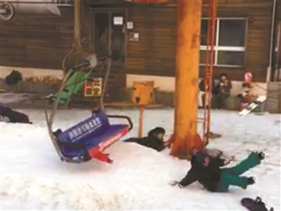 北京一滑雪场缆车倒行 致部分滑友跳下缆车