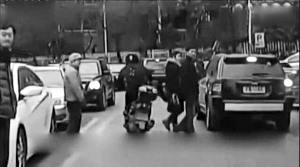 女子横穿马路被骑车男子一脚踹倒 警方查找踹人者