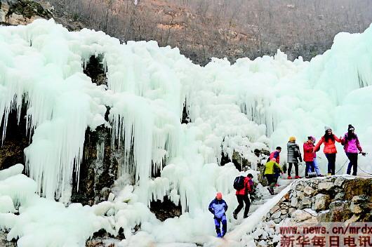进入冬季,太行山深处的河北省顺平县龙居生态风景区形成独特的人工