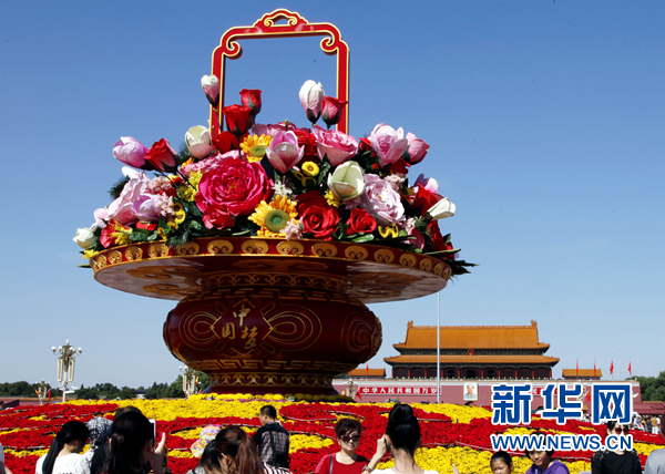 这是2014年9月27日拍摄的北京天安门广场“中国梦”花坛。 新华社记者 潘旭