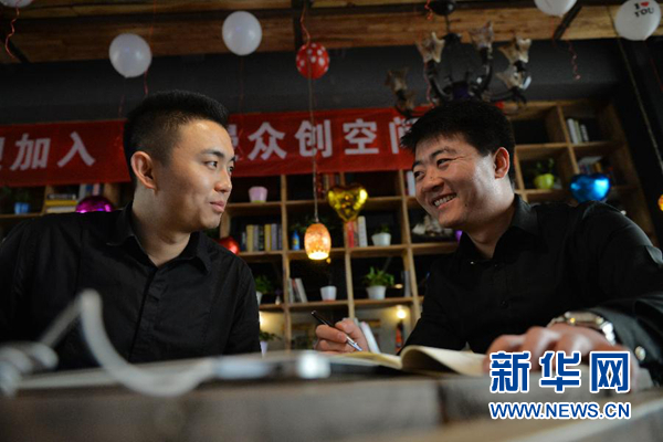 这是2015年11月11日,兰州市安宁区斯漫众创空间负责人洪睿(左)和同伴在众创空间内交流创业经验。各种模式众创空间如雨后春笋,新动力在不断成长。 新华社记者 陈斌