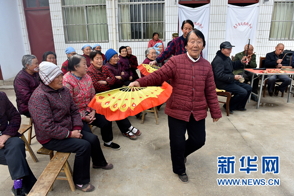 这是2015年3月18日,山西省平陆县西祁村“老年灶”日间照料中心,老人们在跳扇子舞健身。近年来,各地农村开始探索建设农村养老模式,探索解决农村空巢、高龄老人吃饭和休闲娱乐的难题。全体人民在共建共享发展中享有更多获得感。 新华社记者 詹彦
