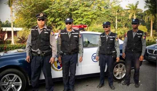 缅甸警车由中国制造 45辆中华车跨年执勤