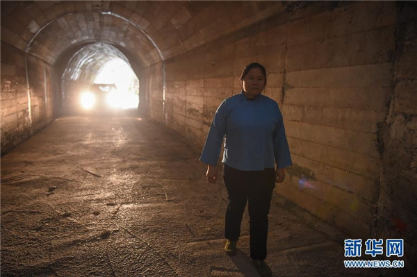 贵州“女愚公”一锤一镐砍山凿洞脱贫(图)