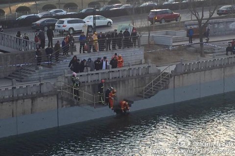 北京广渠门桥下现男性浮尸 今晨被捞起(图)