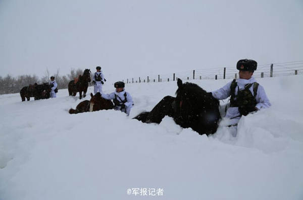 新疆边防官兵踏雪巡逻 雪深齐腰寸步难行