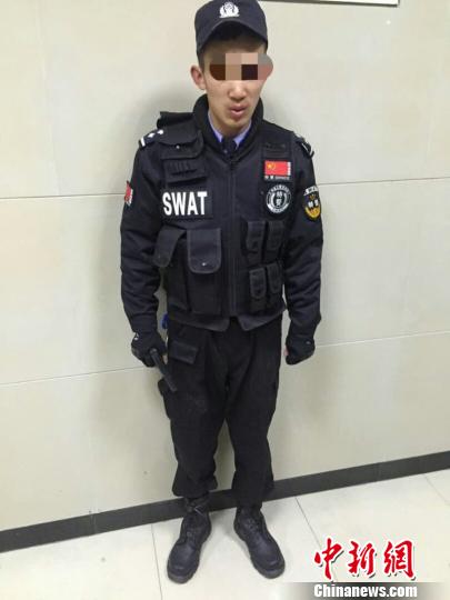 小伙为阻止父亲嫖娼 网淘特警服街头“执勤”