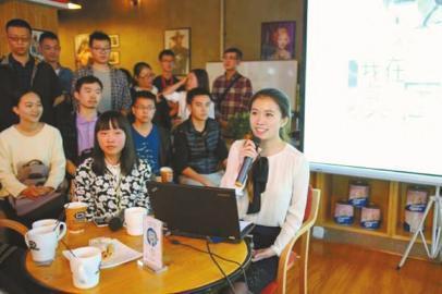 刘明侦给学生分享自己的出国留学经验及成功秘诀。