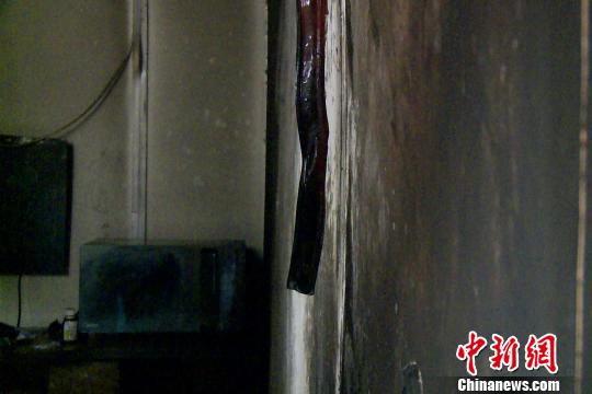 湖北宜昌：房屋起火两女童被困 两青年英勇救人