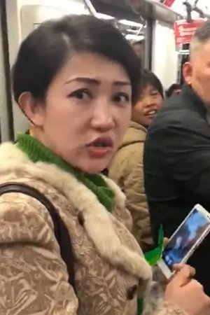 上海地铁“凤爪女”遭“人肉”引争议