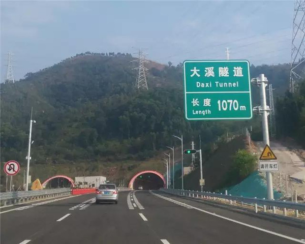 3公里后进入大溪隧道