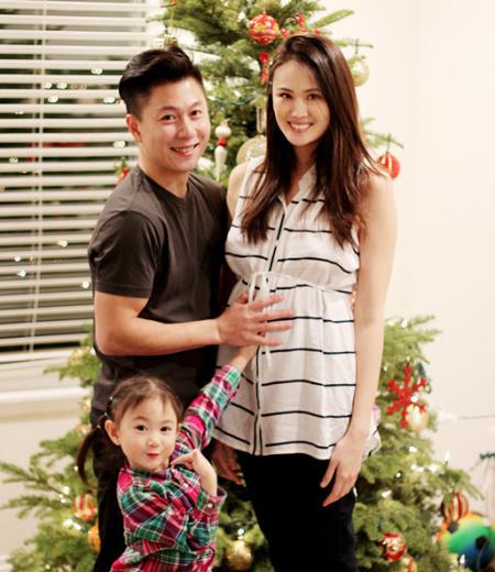 12月25日,体操奥运冠军李小鹏在微博晒出一张奥莉摸着妈妈李安琪肚子