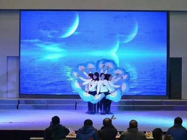 镇江外国语学校自发举办迎新晚会