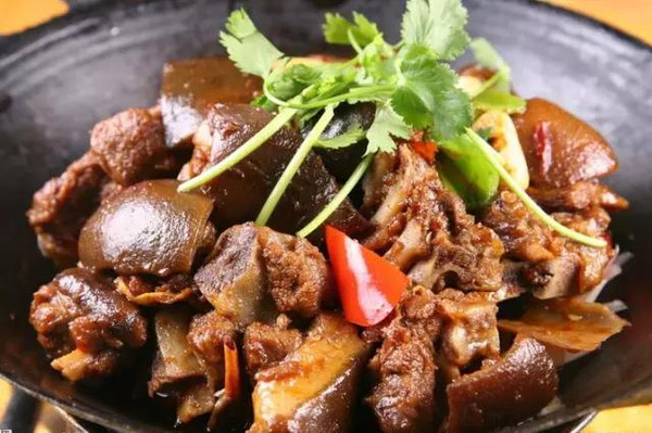 主要有生狗肉,原煲狗肉,清蒸狗肉,红烧狗肉,爆炒狗肉,狗肉九子,狗肉羹