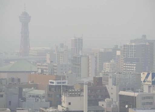 1月4日，日本福冈市出现了高浓度PM2.5天气。左后方的博多港塔无法清晰辨识。