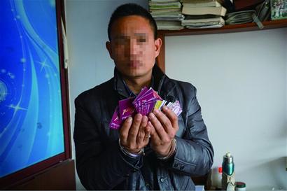 早报讯 一张面额2万元的购物卡,却先后两次,刷出了4万元。钱还能生钱?购物卡变成了“聚宝盆”?昨天,记者从李沧公安分局了解到,作案的这名男子其实是用了解码器,用解码器破解了购物卡的程序,导致了商场电脑系统认定错误。