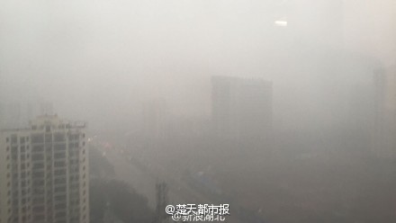 武汉遭遇雾、霾双重夹击 空气质量逼近爆表