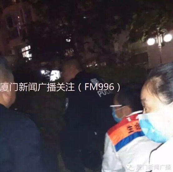 男子持刀将女友挟持控制家中 周边群众报警