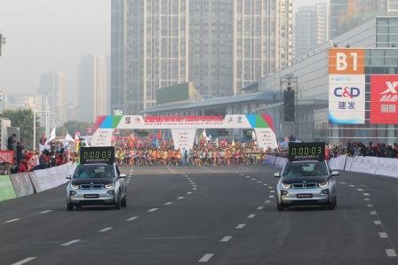 新纯电动BMW i3领跑2016厦门国际马拉松赛.jpg