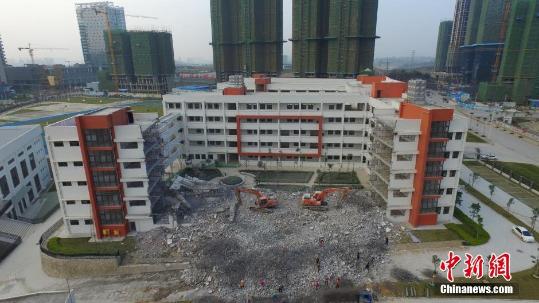 广西一栋教学楼刚建好就被拆除(组图)