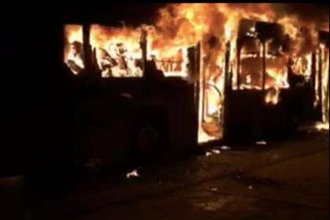 银川公交起火14死32伤 逃生乘客像火球地上翻滚