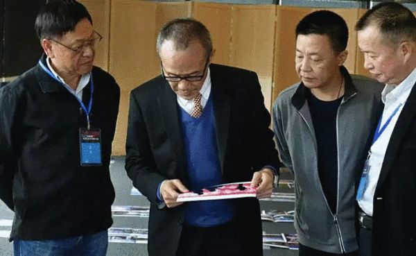 评委审议照片