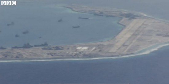 BBC网站16日称，近日，BBC记者乘坐塞斯纳206小型飞机飞越中国南海上空，拍摄南海岛礁画面。中国海军先后使用普通话和英语，对非法进入南海岛礁上空的这架小型飞机进行了警告驱离。