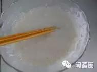 面粉加水加少许盐拌匀成面糊,静置一小会