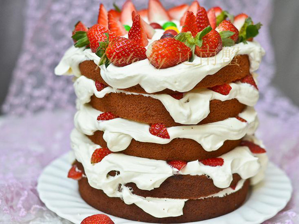 给女儿做个漂亮的生日蛋糕草莓裸蛋糕