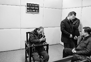 犯罪嫌疑人马永平在接受审讯。