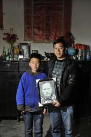 30岁的巡山队员余友强来岁预备带着孩儿一同巡山。他是余家华的侄子,昔时那是他的父亲和余家华一同责任植树巡山,父亲身后他担当了巡山的重担。