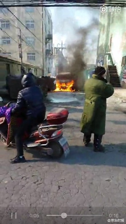 北京大兴一面包车突然起火 未造成人员受伤