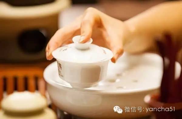 盖碗凭什么打败紫砂壶成为岩茶茶具的首选?